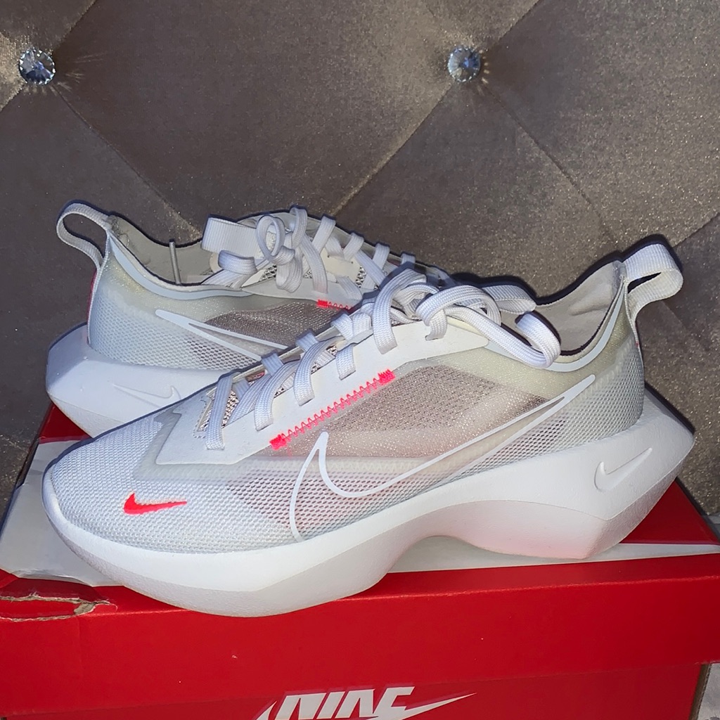 nike vista lite trainers in white red and blue